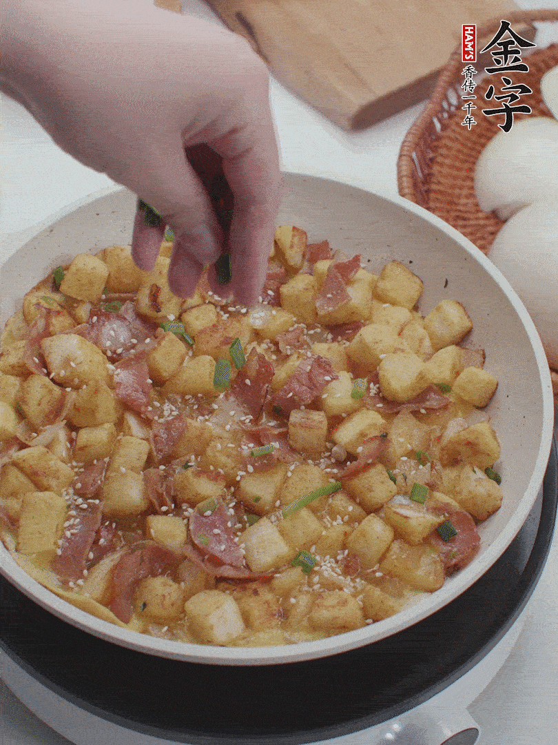 淋入剩余蛋液，蛋液凝固，撒上蔥綠和熟芝麻。