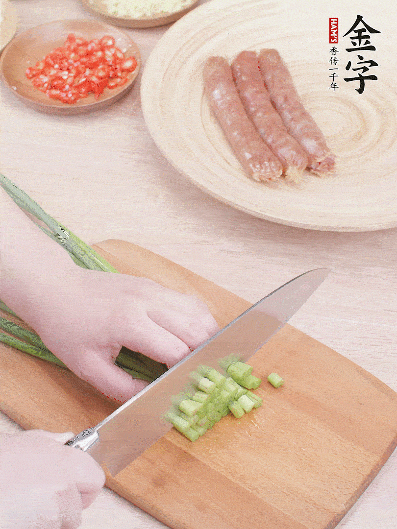 蒜苔切丁，蔥姜蒜切小丁，小米辣切圈。