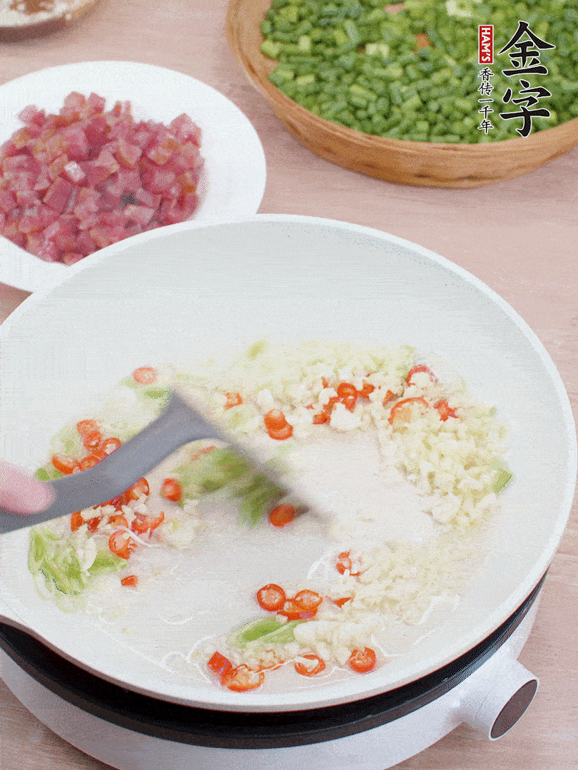 鍋中熱油，蔥姜蒜、小米辣煸香。