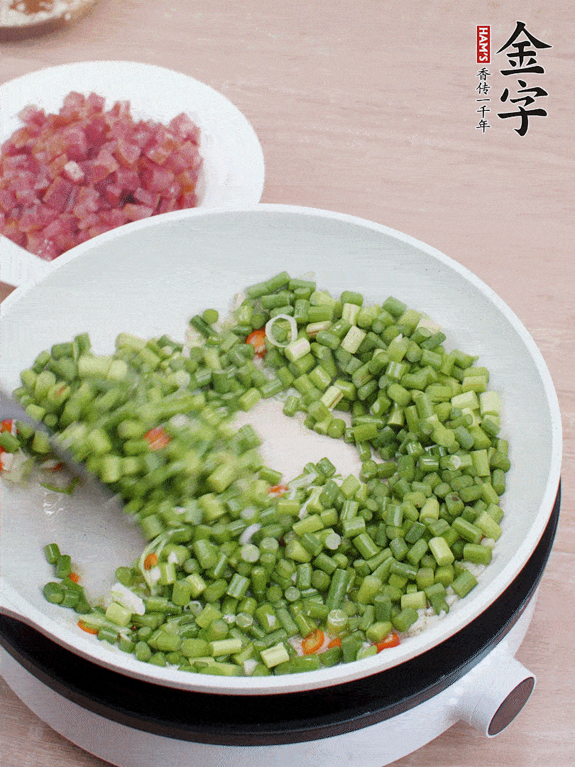 下蒜苔丁、一點鹽翻炒。