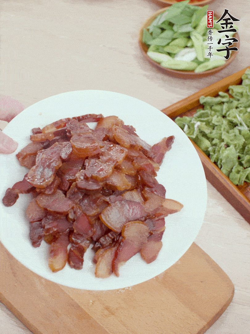 臘肉水煮15分鐘，切薄片。