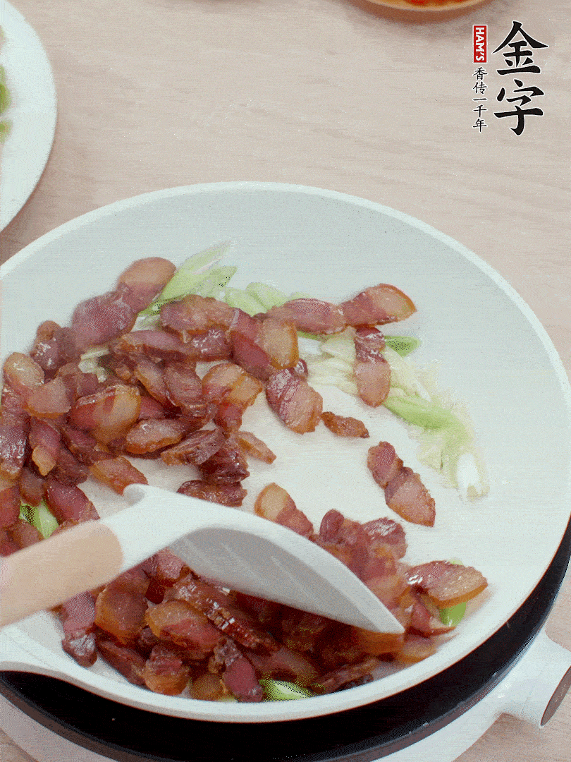 鍋中少許油，姜、蒜白爆香，下臘肉煸出油脂。