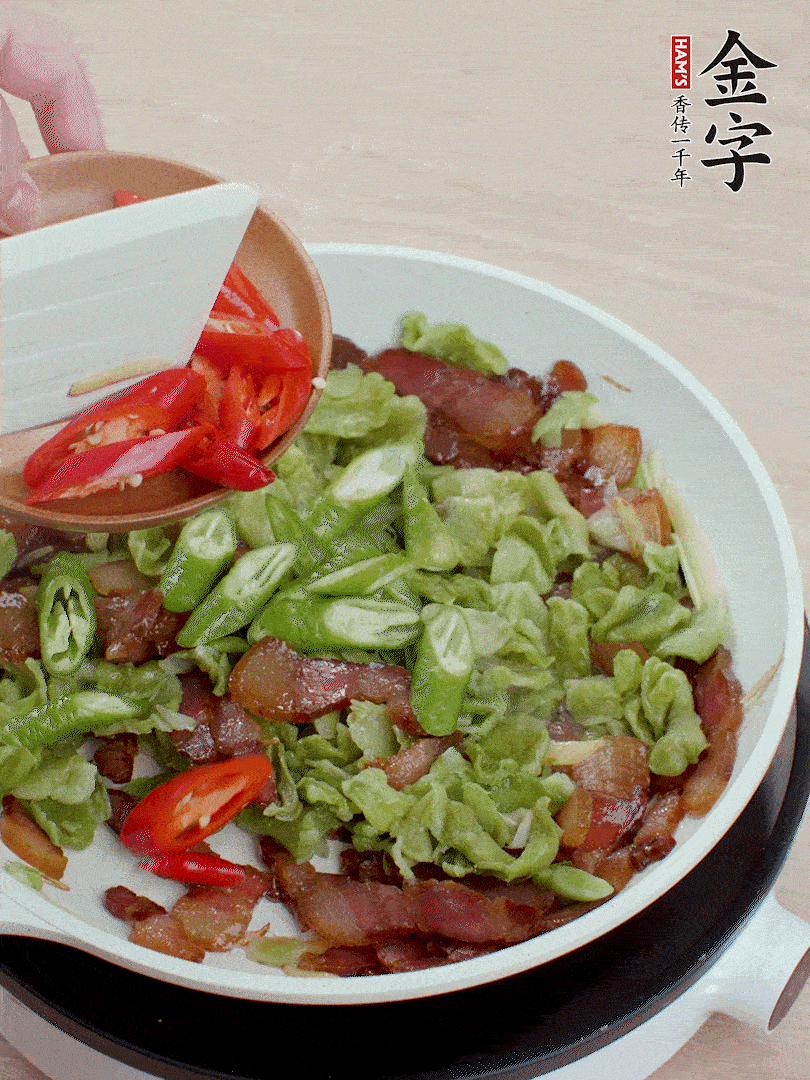 放萵筍干、青紅椒圈爆炒1分鐘。