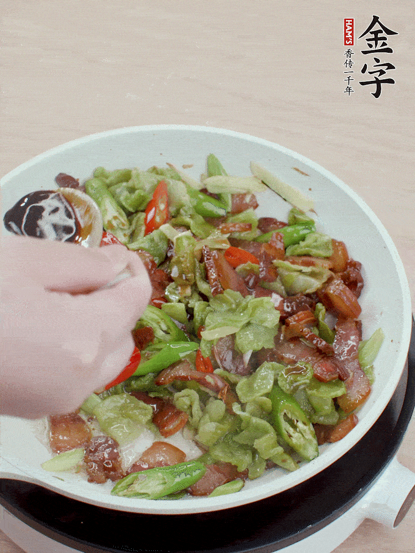 2勺生抽調(diào)味，最后撒蒜葉。