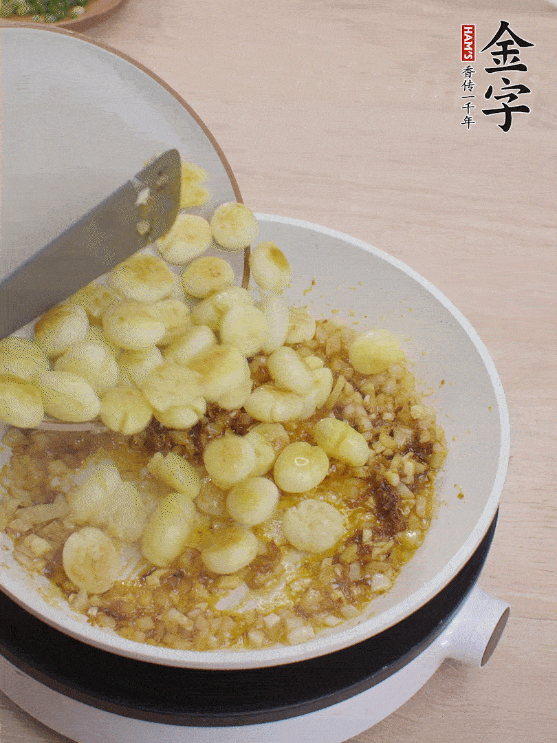 下小土豆翻炒均勻。