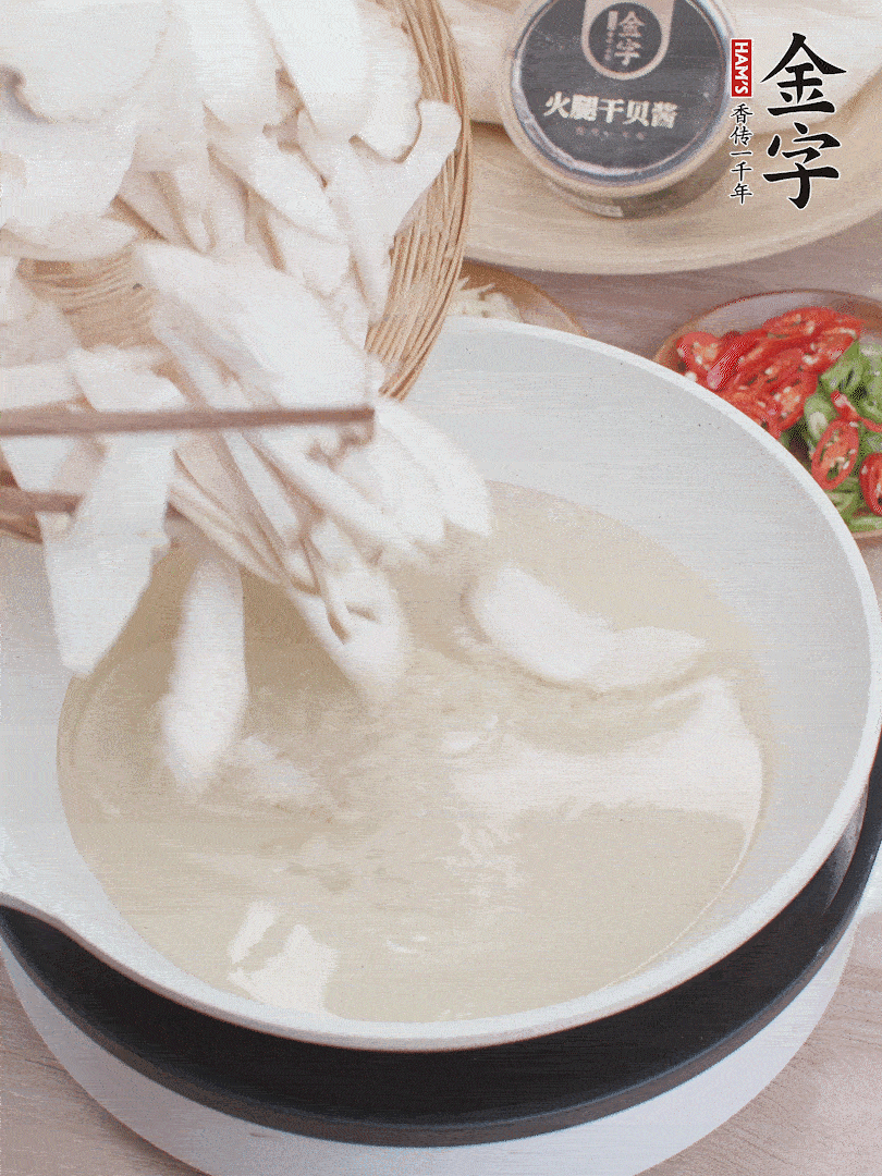 杏鮑菇切成片，油溫7層熱炸2分鐘。