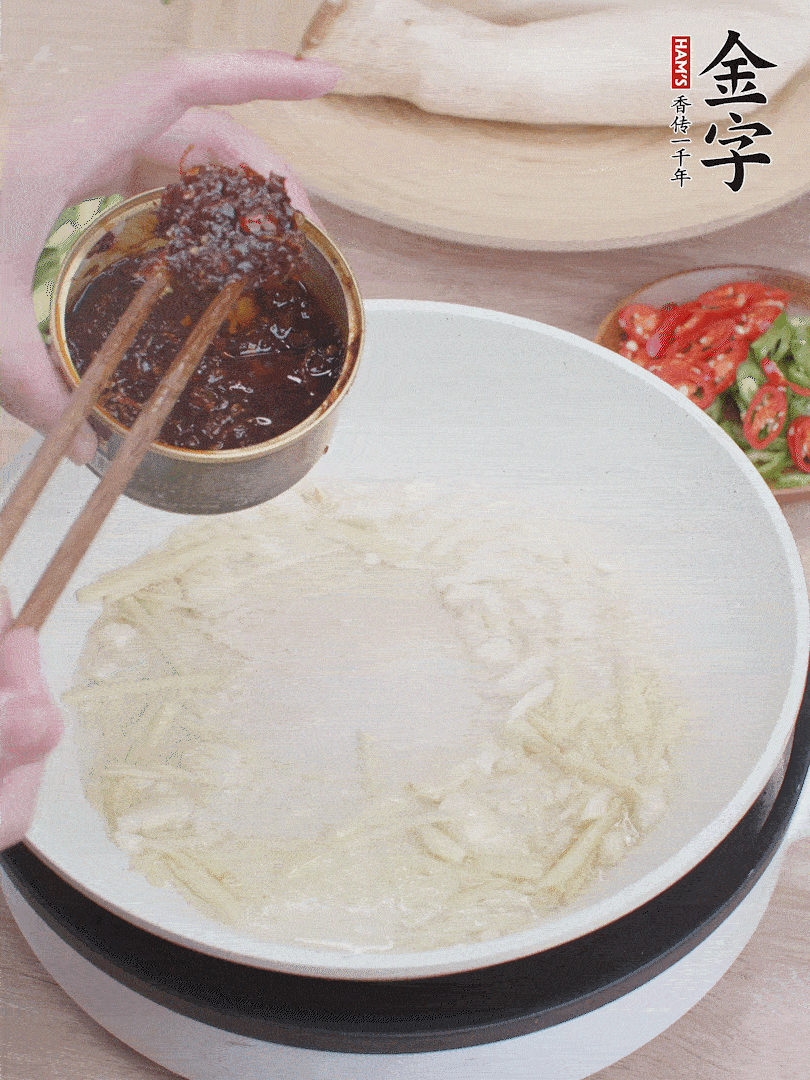 起鍋熱油，姜蒜、金字火腿干貝醬煸香。