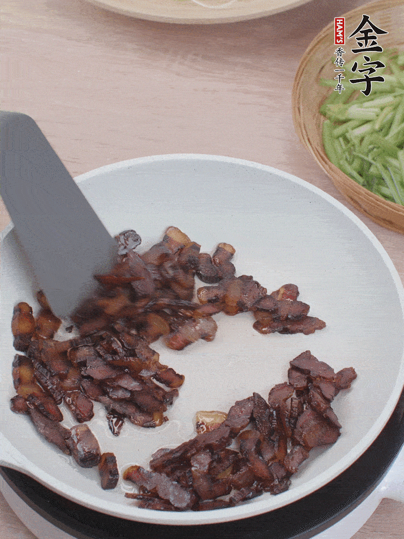 起鍋熱油，煸香醬油肉。