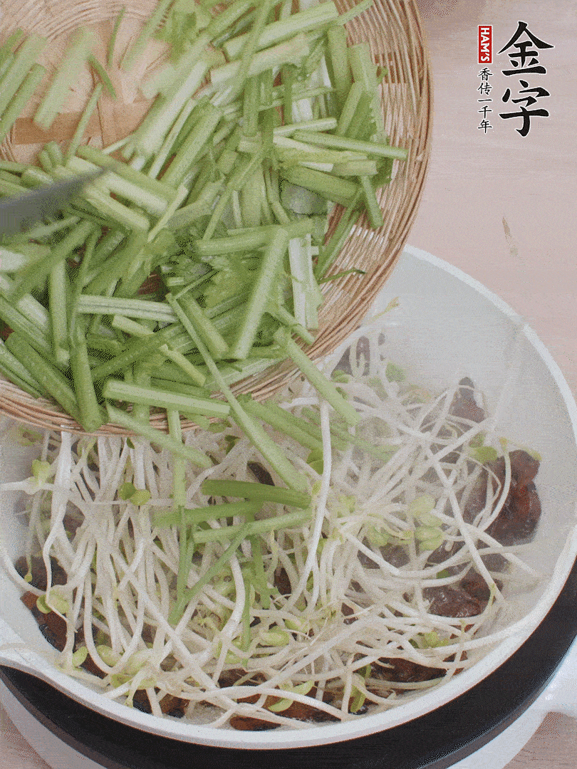 下豆芽、香芹翻炒均勻。