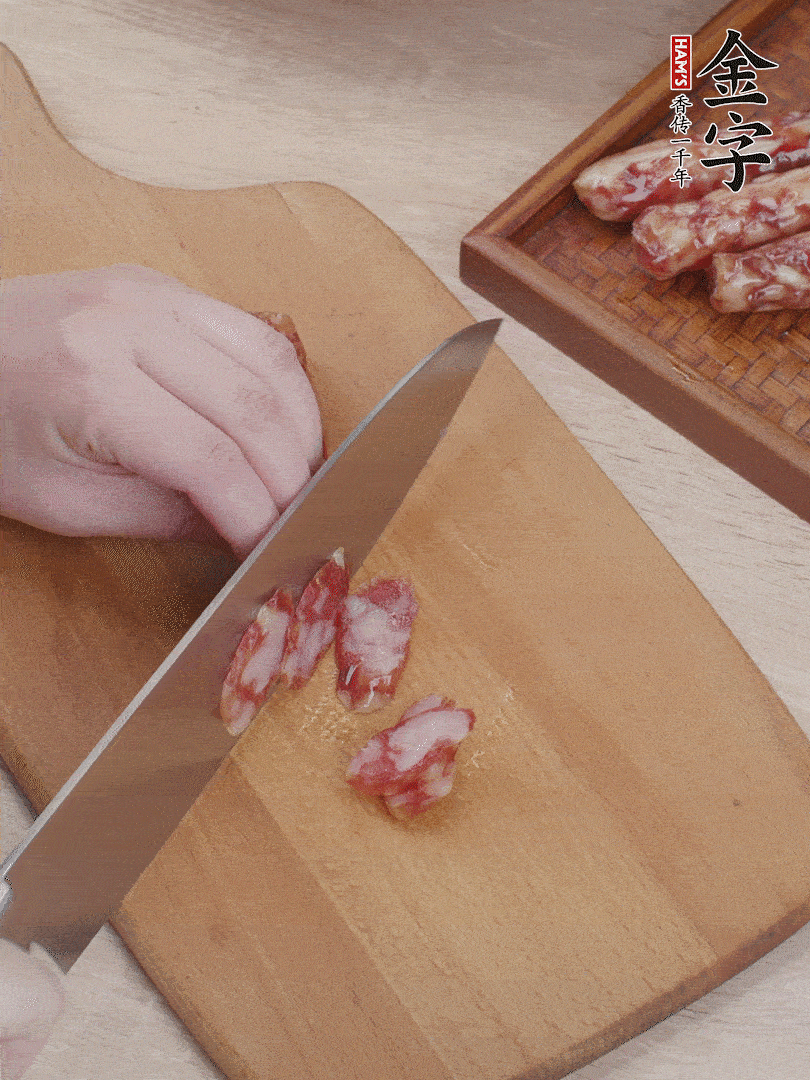 金字香腸斜切片，芹菜切段，小洋蔥切絲，綠菜椒切小塊。