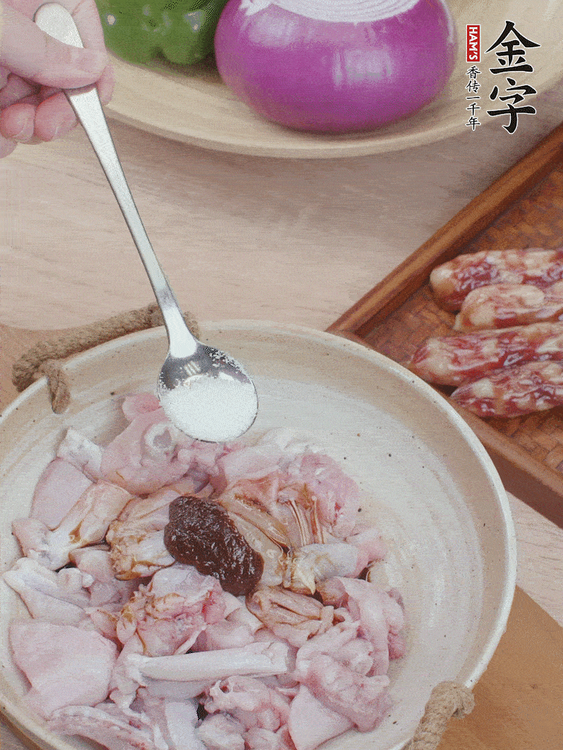 牛蛙塊加1勺柱候醬、1勺生抽、1/3勺白砂糖腌漬20分鐘。