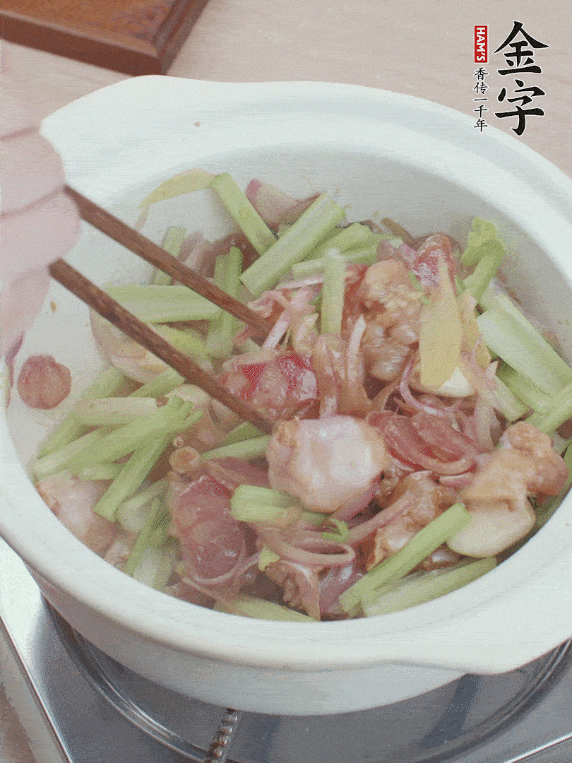 下牛蛙、芹菜、香腸翻炒。