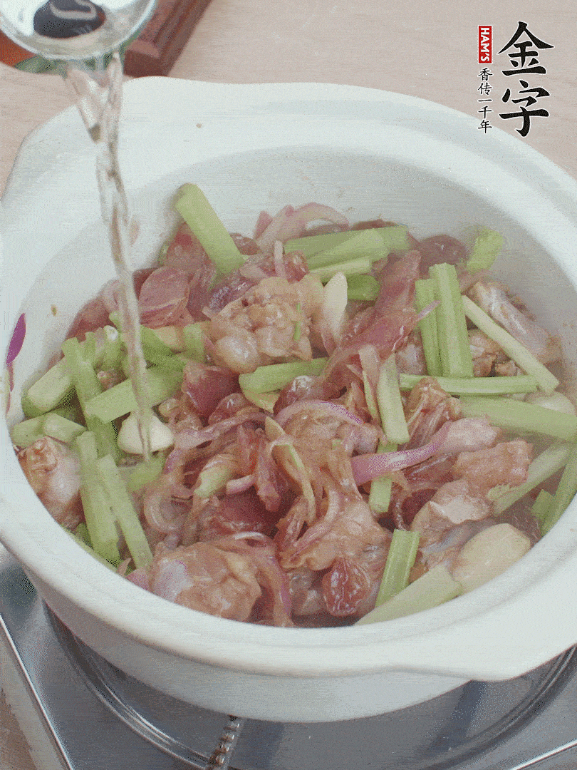 牛蛙變色后，淋點(diǎn)啤酒，加蓋后調(diào)小火燜10分鐘。