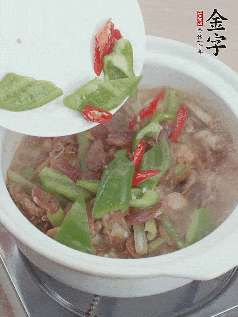 下綠菜椒，翻炒1分鐘。