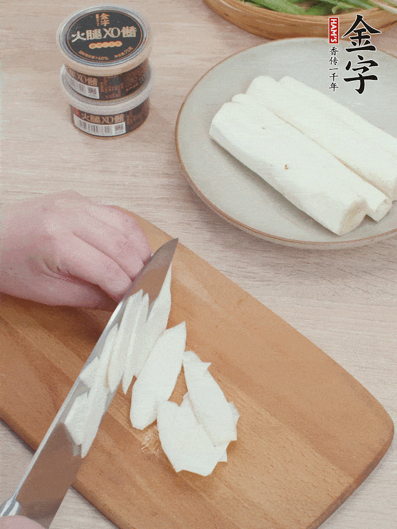 鐵棍山藥去皮，斜刀切片。