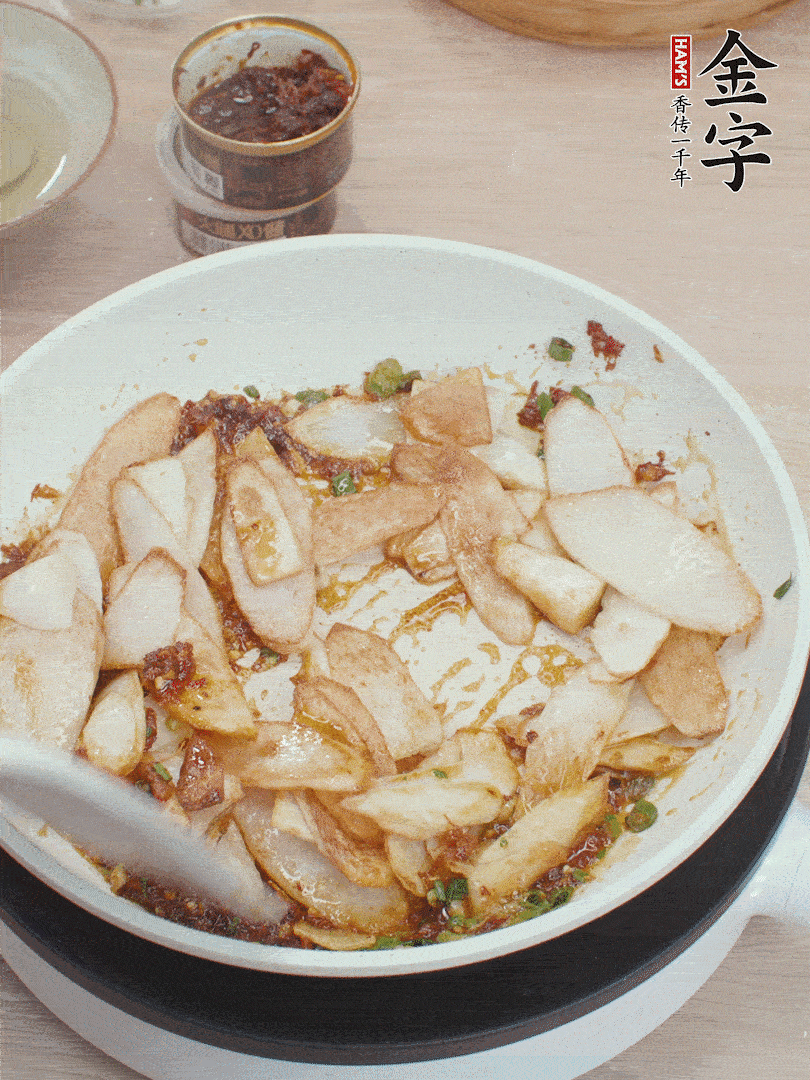 下山藥炒勻，撒蔥花。