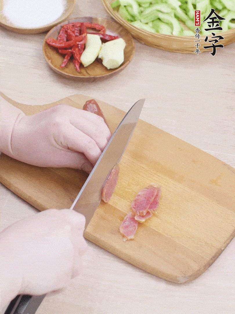 金字土香腸水煮10分鐘，切薄片。