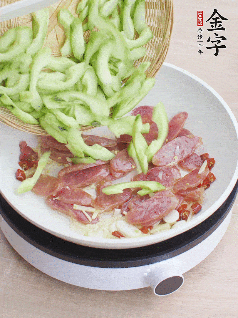 下香腸煸出油脂，放黃瓜翻炒。