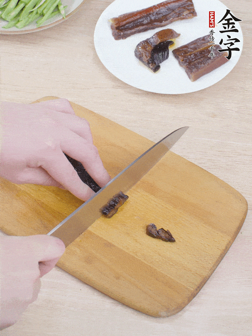 提前煮好的金字醬油肉切片。