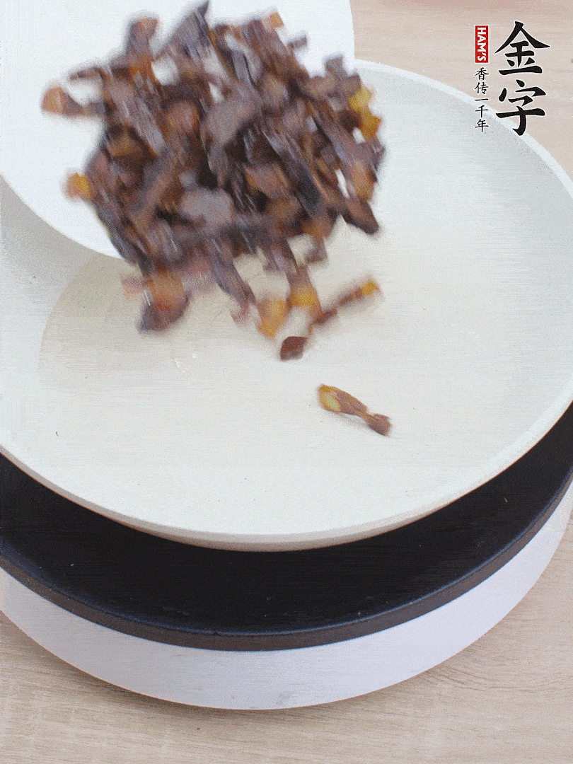 油熱倒醬油肉，編出香味。