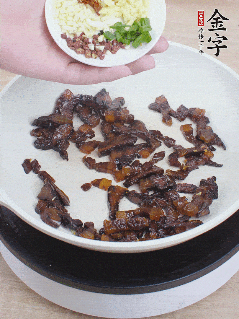 下蔥姜蒜、干辣椒、花椒粒炒香。