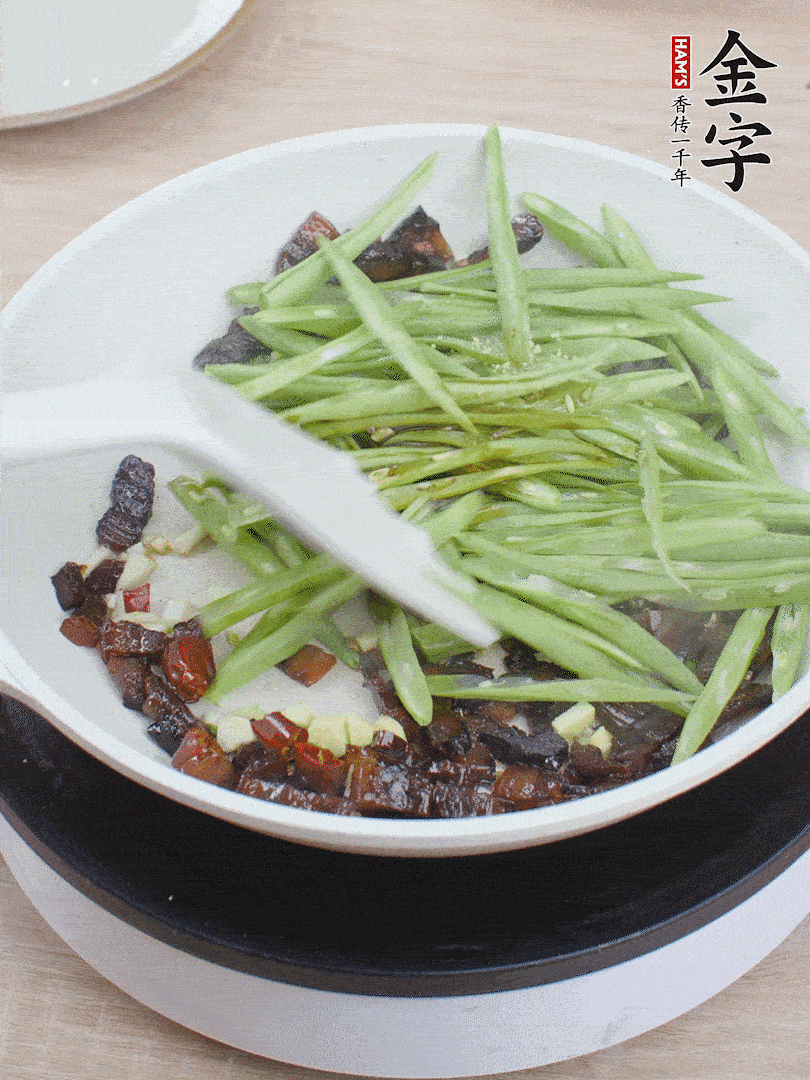 下豆角，生抽、雞精調(diào)味，炒到斷生。