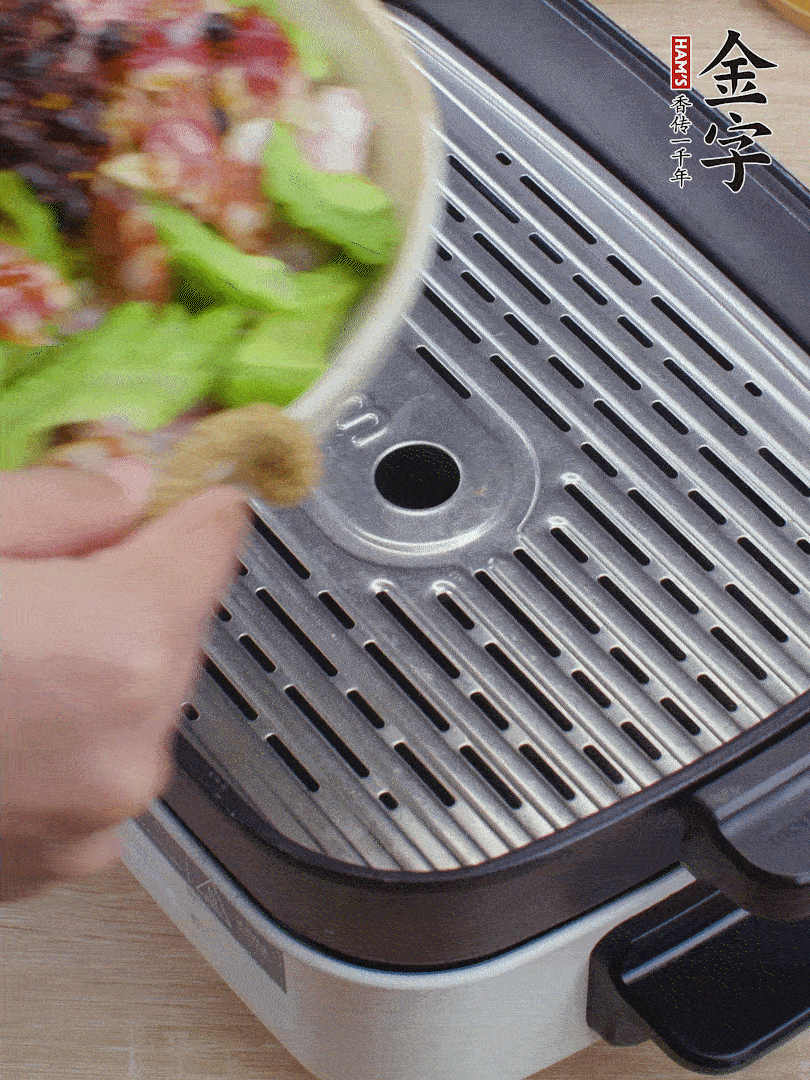 小排、苦瓜、香腸依次碼入，撒上豆豉蒸25分鐘。