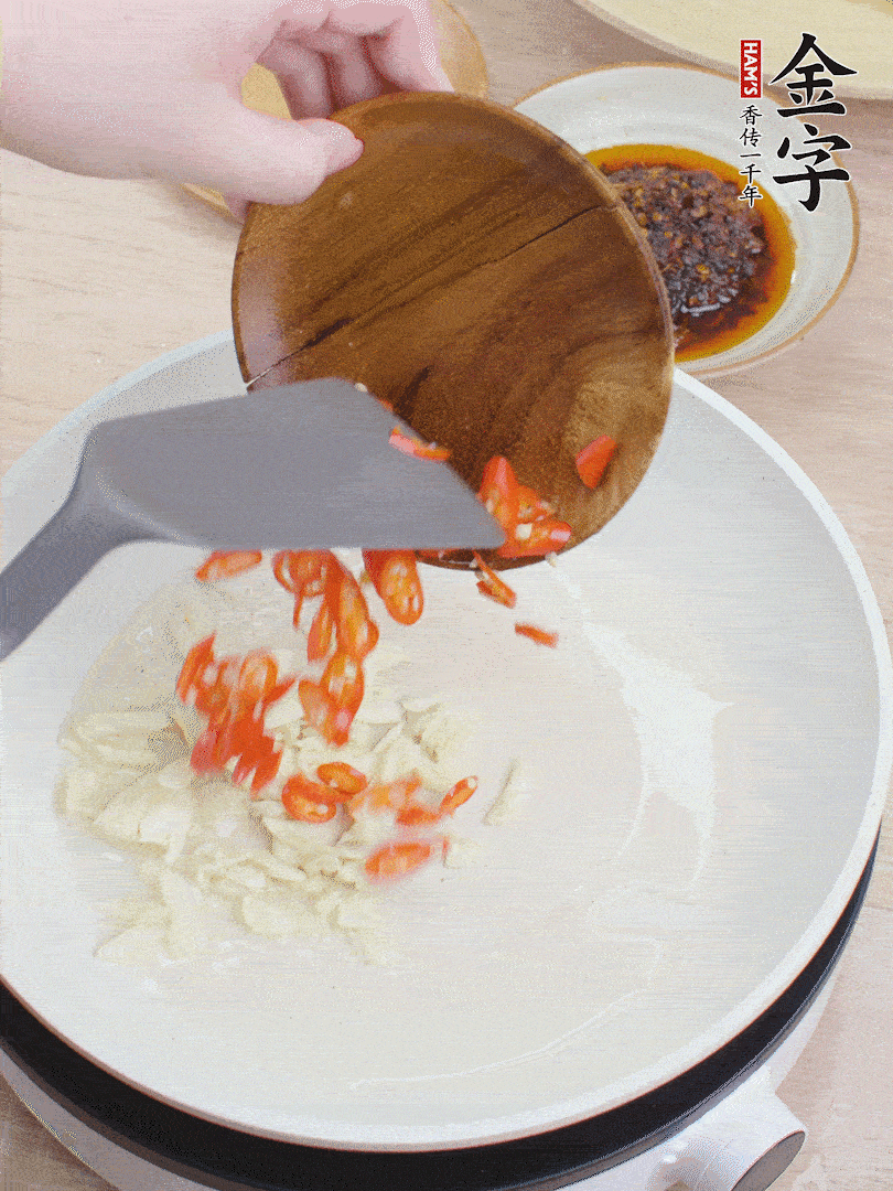 油熱煸香蒜末、辣椒。