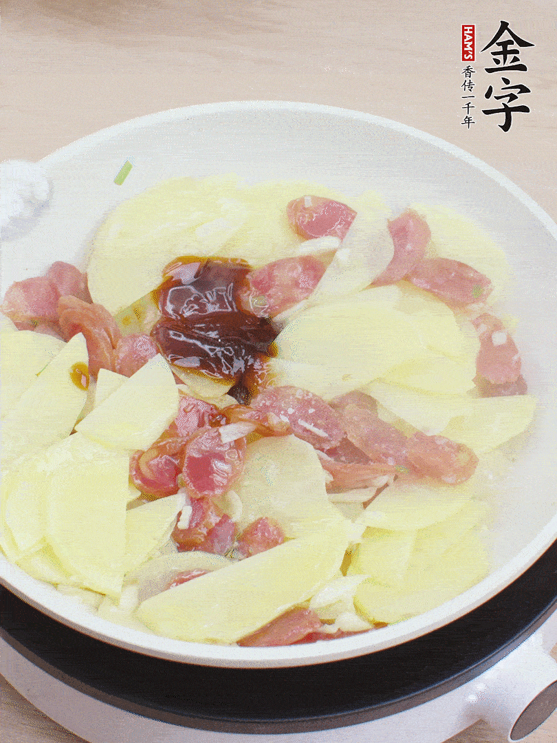 下土豆片，1勺生抽、1勺蠔油、1/3勺鹽、1/3勺糖炒至入味。