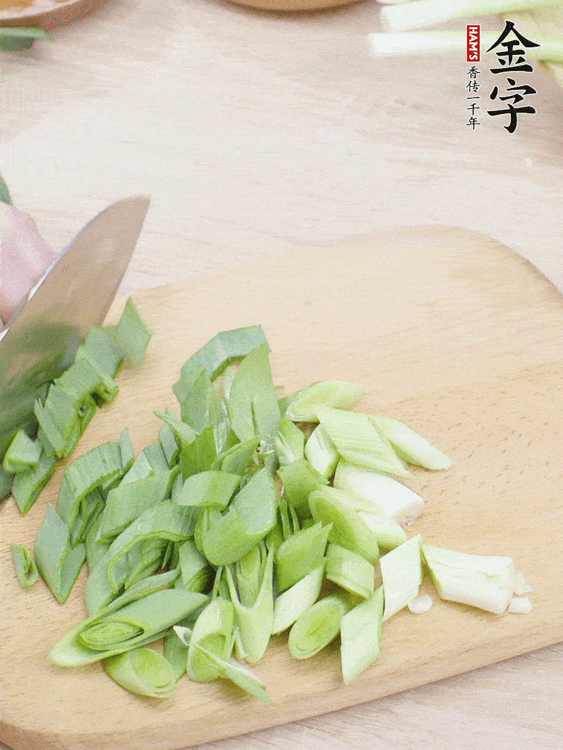 青蒜切段。（蒜白可以拍一下，再斜著切）