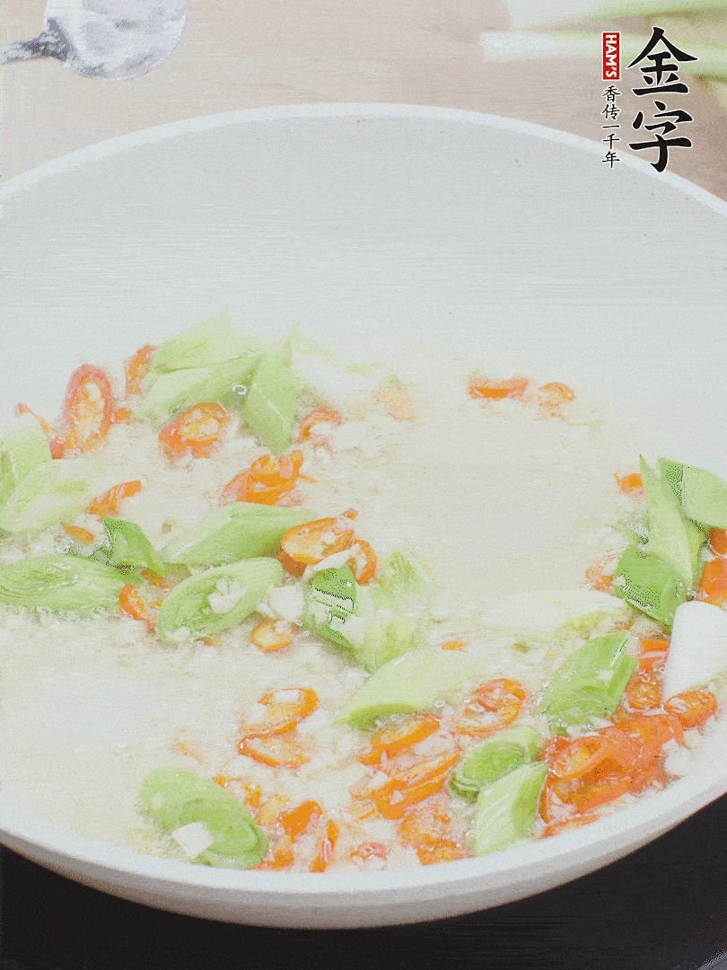 油5成熱時(shí)，下蒜末、辣椒、蒜白煸炒。