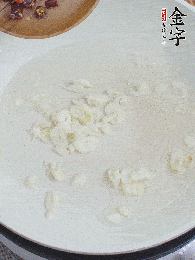 藕去皮，切成1cm見方的丁，放入清水浸泡。美人椒切圈。蒜切成末。