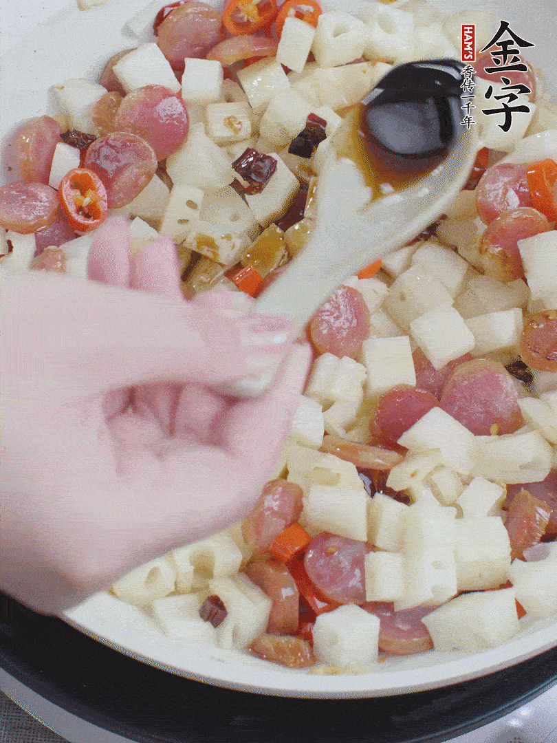 下藕丁，加生抽、香醋、白糖、鹽翻炒均勻。