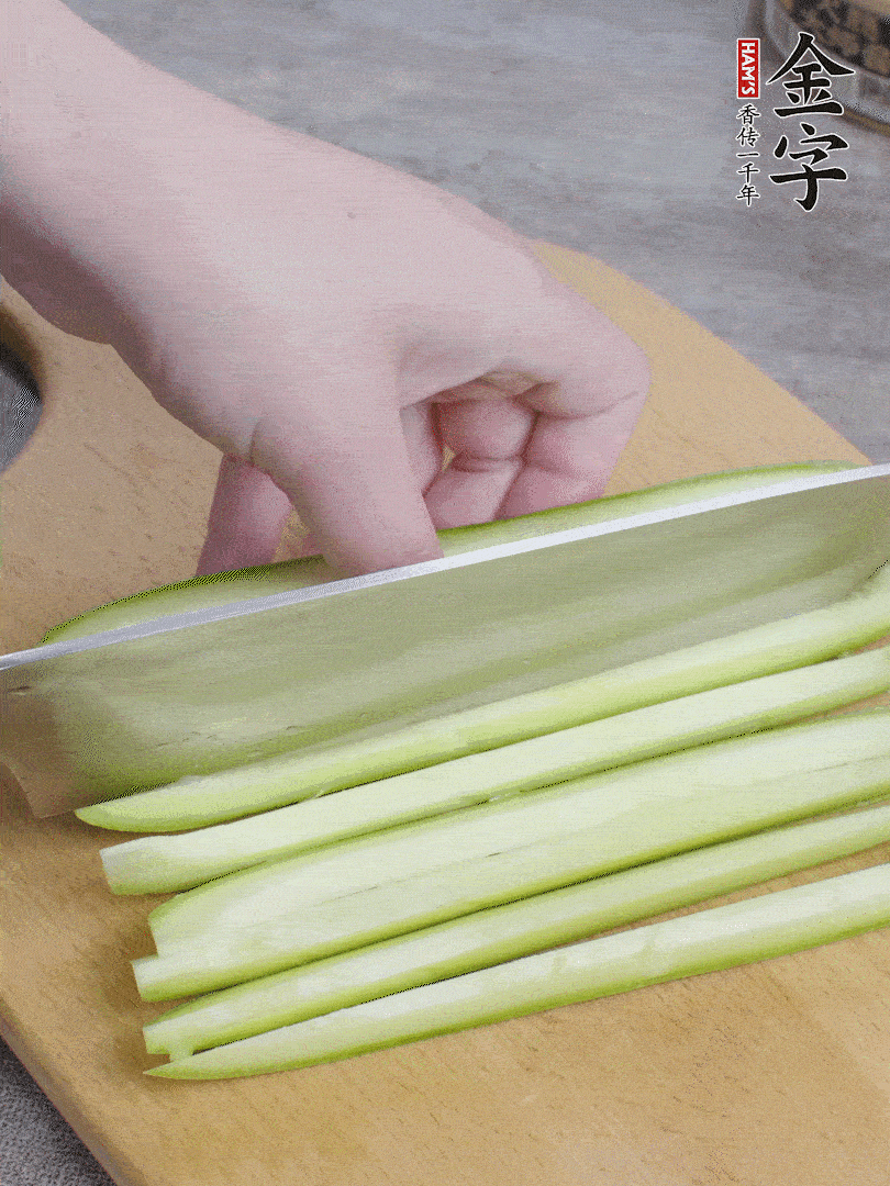 西葫蘆對(duì)半切，去瓤切條。