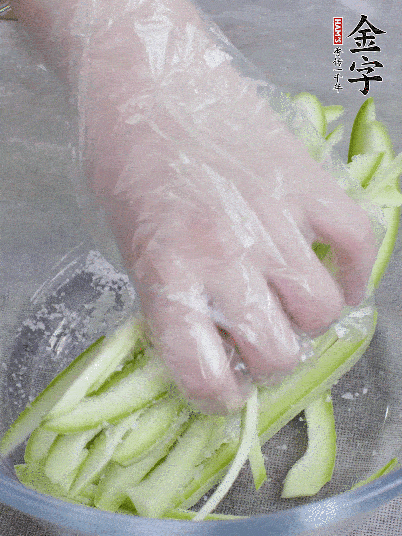 加鹽腌制15分鐘，清洗后擠干水份。