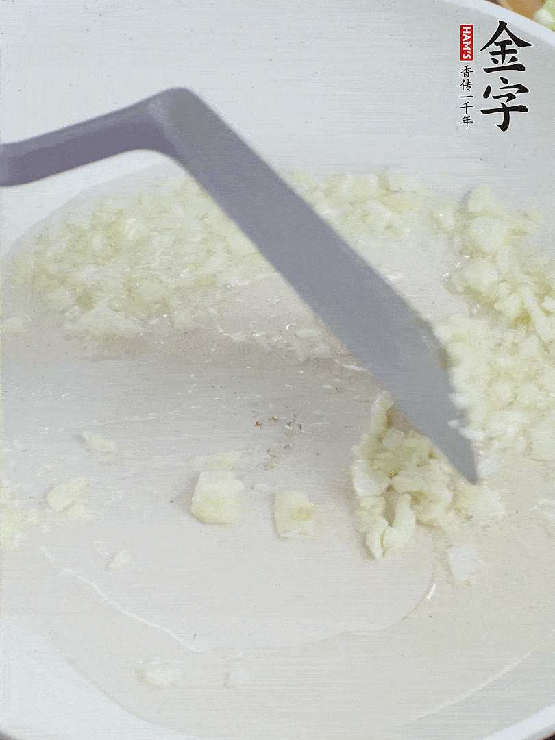 冷鍋熱油，下大蒜煎至兩面微黃。