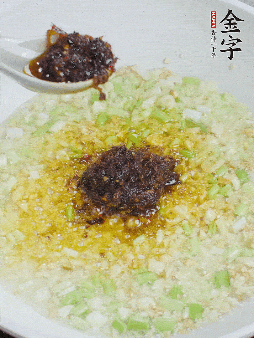 下蔥姜、1大勺金字火腿大師醬爆香。