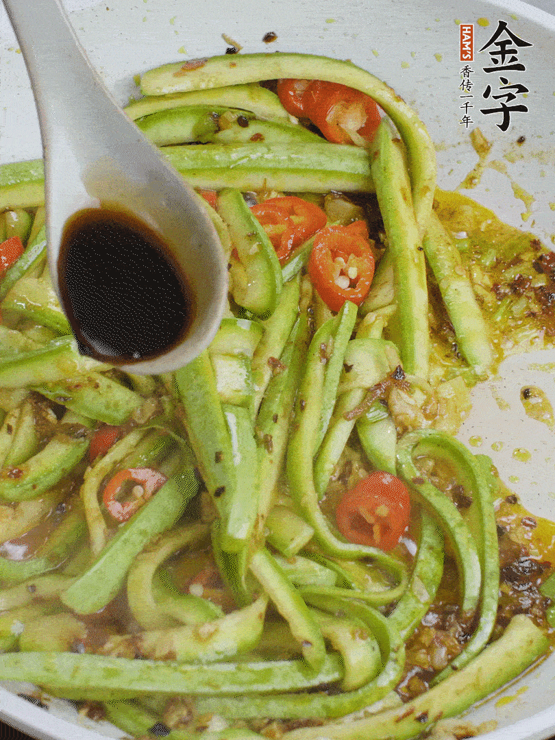 下西葫蘆，加1勺生抽、半勺蠔油、辣椒圈翻炒至斷生。
