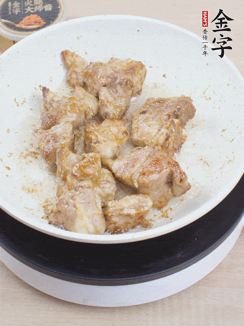 油4成熱，下小排煎炒至邊緣微微發(fā)焦。