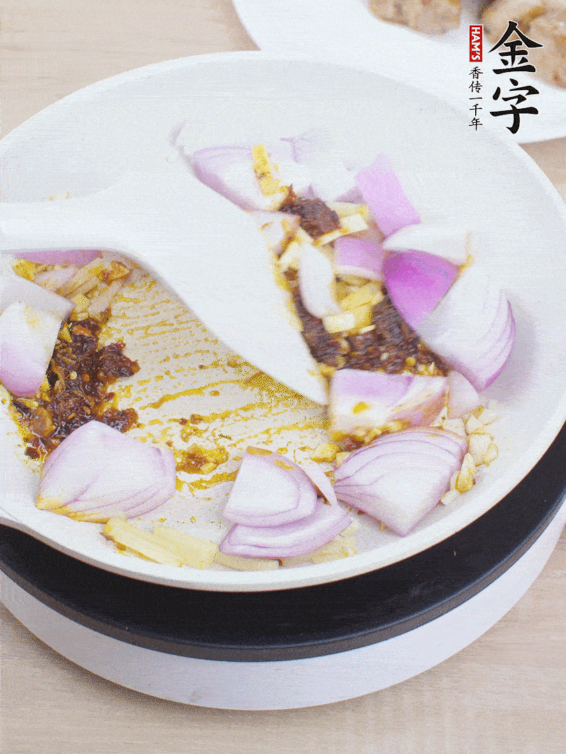 另起一鍋，姜、蒜末、1勺金字火腿大師醬、洋蔥塊炒香。