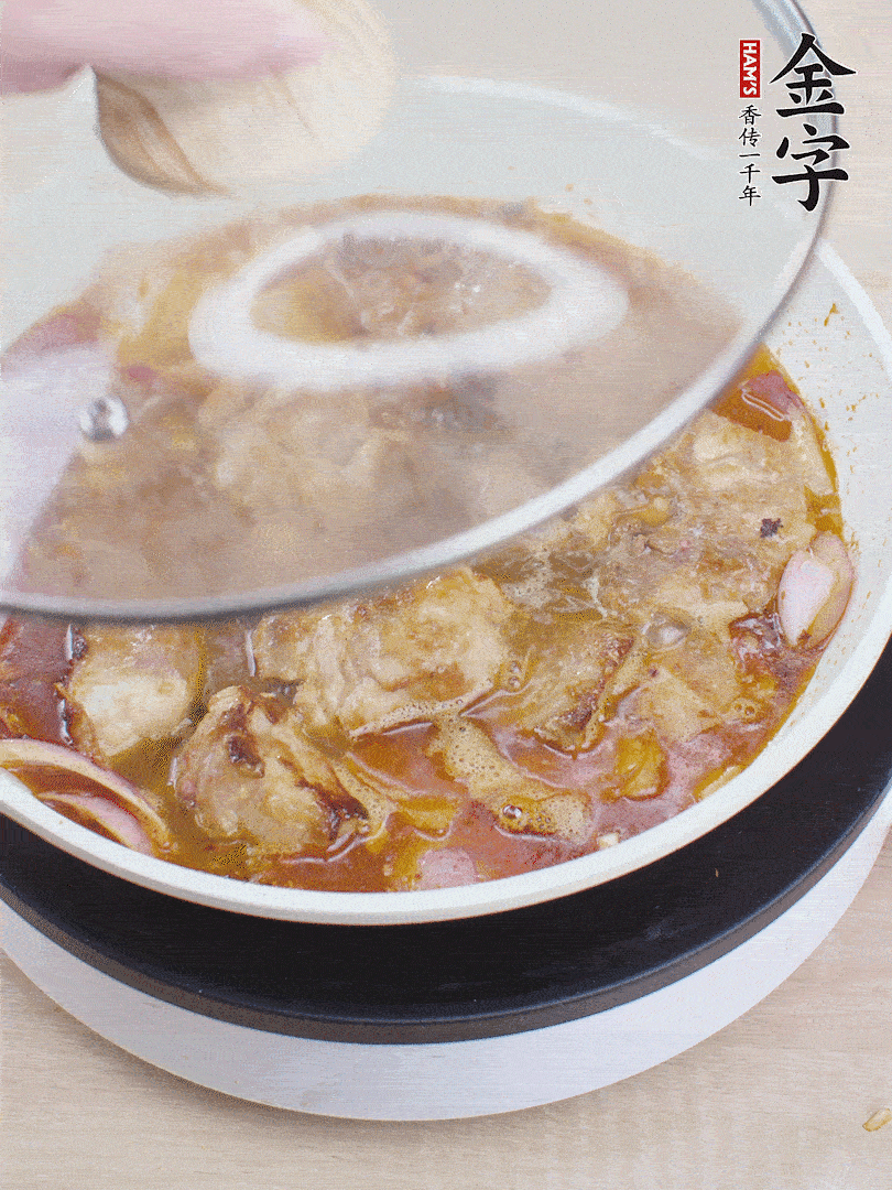 下小排翻炒，加1勺生抽、1點(diǎn)白砂糖和少許水燜2分鐘。