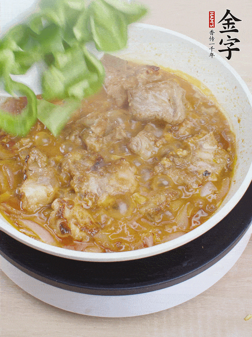 下青椒，翻炒炒至湯汁收干。