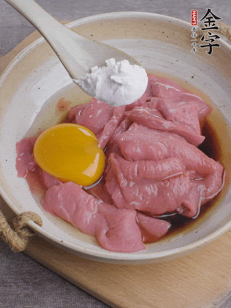 牛肉切片，雞蛋1個、水2勺、料酒1/2勺、生抽1/2勺、生粉1勺腌15分鐘。