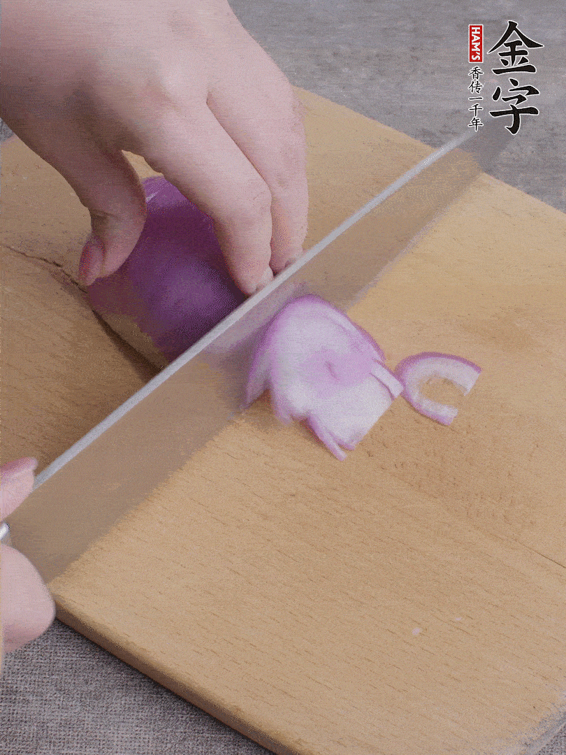 洋蔥切絲、蔥切段。