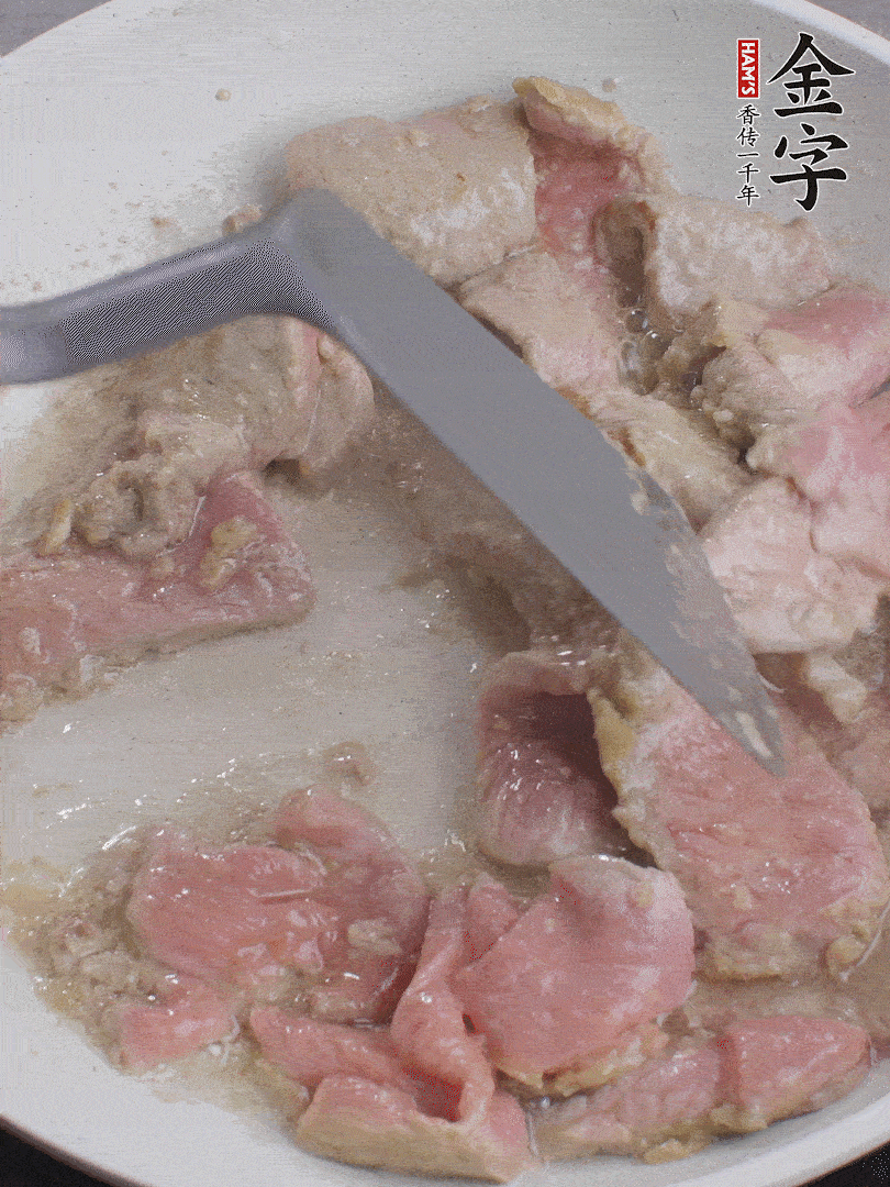 鍋中少油，下牛肉炒至變色。（盛出來）