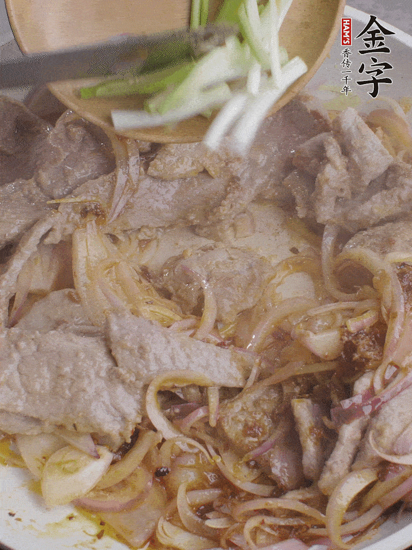 下牛肉、蔥段快炒。