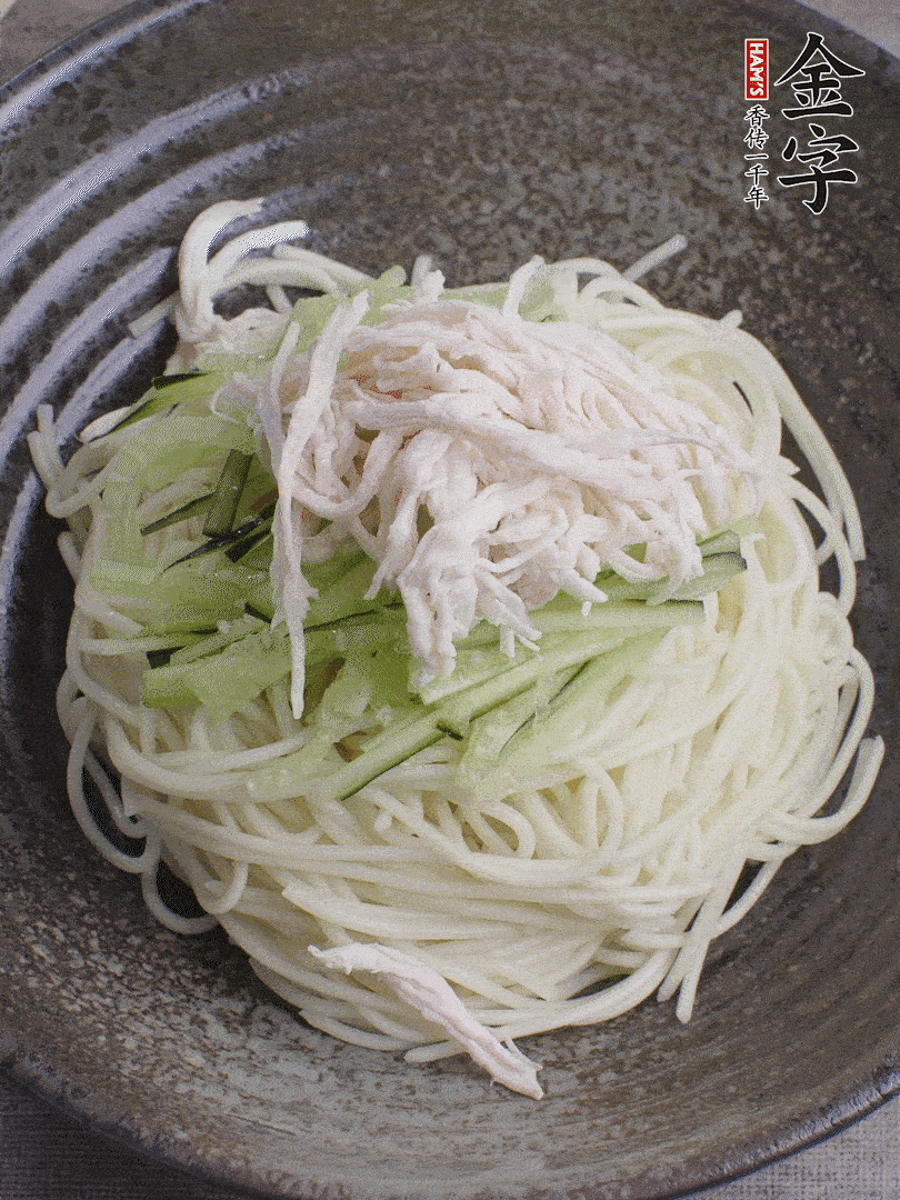 堿水面（熟）倒入大碗中，鋪上黃瓜絲、雞絲。