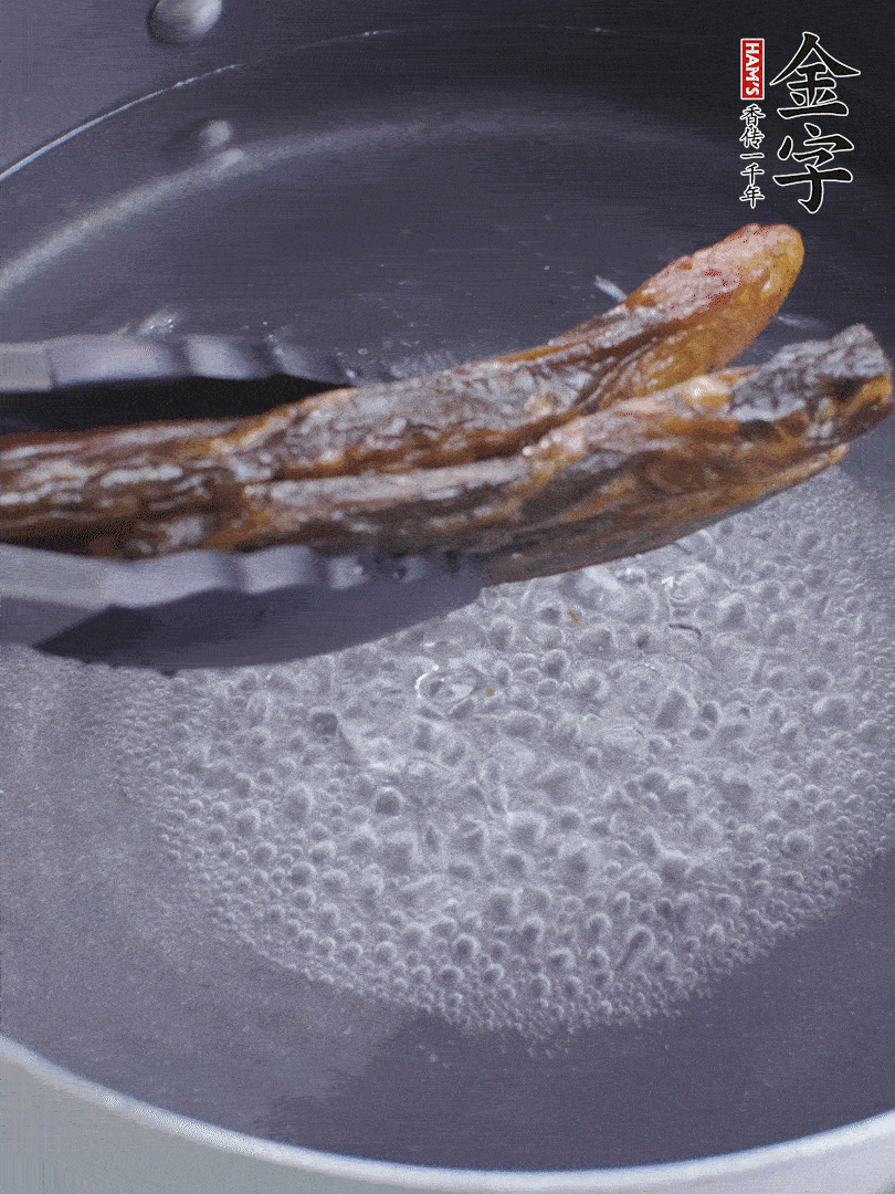 金字醬油肉水煮15分鐘，切薄片。