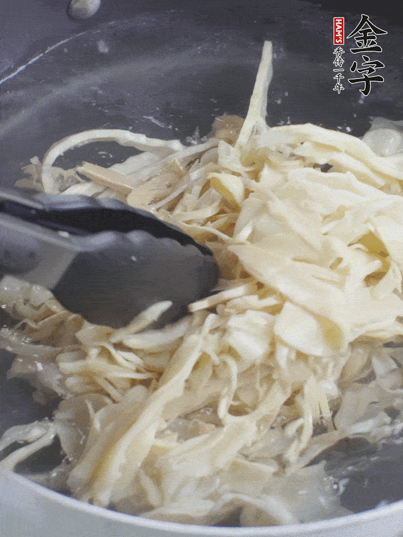 糯米筍焯水1分鐘，過涼水，擠干水份。