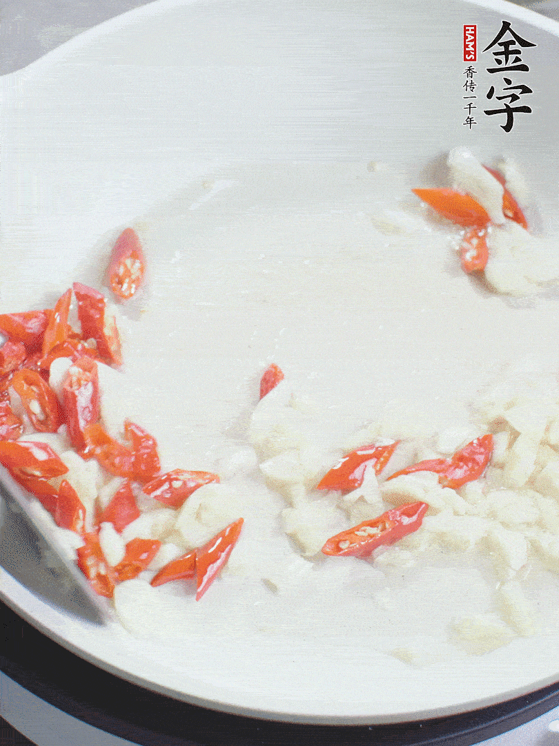 冷鍋熱油，下辣椒、大蒜煸香。